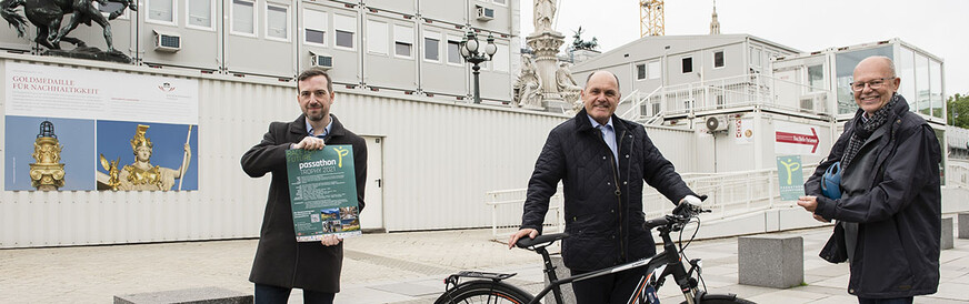 Übergabe der Auszeichnungs-Plakette „passathon 2021' für das Leuchtturmobjekt Parlamentssanierung Von links: Markus Lang, Nationalratspräsident Wolfgang Sobotka (ÖVP), passathon Gründer Günter Lang, Foto: © Parlamentsdirektion / Thomas Jantzen Übergabe der Auszeichnungs-Plakette „passathon 2021' für das Leuchtturmobjekt Parlamentssanierung Von links: Markus Lang, Nationalratspräsident Wolfgang Sobotka (ÖVP), passathon Gründer Günter Lang, Foto: © Parlamentsdirektion / Thomas Jantzen