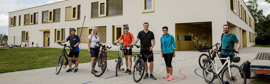 vlnr. Maximilian Lang, Karin Musch, Günter Land (passathon), Klima-Landesrat Stefan Kaineder, Direktorin Agathe Niedereder und Markus Lang vor der in Passivhaus-Standard errichteten Volksschule Wels-Mauth, Foto: Land Oberösterreich vlnr. Maximilian Lang, Karin Musch, Günter Land (passathon), Klima-Landesrat Stefan Kaineder, Direktorin Agathe Niedereder und Markus Lang vor der in Passivhaus-Standard errichteten Volksschule Wels-Mauth, Foto: Land Oberösterreich