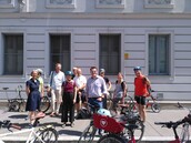 Die Fahrradgruppe vor dem passathon-Leuchtturm ROOFJET Wißgrillgasse, Foto: passathon Die Fahrradgruppe vor dem passathon-Leuchtturm ROOFJET Wißgrillgasse, Foto: passathon