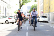 Bezirksvorsteherin 14. Michaela Schüchner und Klimastadtrat Jürgen Czernohorszky am Fahrrad unterwegs zum nächsten passathon-Leuchtturm, Foto: © PID/Votava Bezirksvorsteherin 14. Michaela Schüchner und Klimastadtrat Jürgen Czernohorszky am Fahrrad unterwegs zum nächsten passathon-Leuchtturm, Foto: © PID/Votava