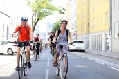 passathon Organisator Günter Lang und BV-Stv. 15. Merja Biedermann am Fahrrad unterwegs zum nächsten passathon-Leuchtturm, Foto: © PID/Votava passathon Organisator Günter Lang und BV-Stv. 15. Merja Biedermann am Fahrrad unterwegs zum nächsten passathon-Leuchtturm, Foto: © PID/Votava