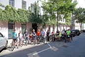Die Fahrradgruppe vor dem passathon-Leuchtturm Boutiquehotel Stadthalle, Foto: © PID/Votava Die Fahrradgruppe vor dem passathon-Leuchtturm Boutiquehotel Stadthalle, Foto: © PID/Votava