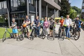 Auftakt zur ersten passathon Gruppentour gemeinsam mit Landesrat Johannes Rauch (zweiter von rechts) vor dem passathon-Leuchtturm Campus V, dem Bürogebäude des Energieinstituts Vorarlberg in Dornbirn. Foto: Daniel Furxer Auftakt zur ersten passathon Gruppentour gemeinsam mit Landesrat Johannes Rauch (zweiter von rechts) vor dem passathon-Leuchtturm Campus V, dem Bürogebäude des Energieinstituts Vorarlberg in Dornbirn. Foto: Daniel Furxer