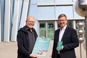passathon-Leuchtturm: Rektor Martin Rummel der Anton Bruckner Privatuniversität nimmt die passathon Auszeichnungsplakette vom passathon Organisator Günter Lang entgegen, Foto: © ABPU passathon-Leuchtturm: Rektor Martin Rummel der Anton Bruckner Privatuniversität nimmt die passathon Auszeichnungsplakette vom passathon Organisator Günter Lang entgegen, Foto: © ABPU