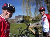 passathon Organisator Günter Lang gemeinsam mit Teilnehmer M. Malzer vor eine passathon Leuchtturm in Vorchdorf, Foto: passathon passathon Organisator Günter Lang gemeinsam mit Teilnehmer M. Malzer vor eine passathon Leuchtturm in Vorchdorf, Foto: passathon