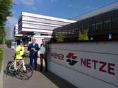v.r.n.l. Fritz Petschina und Roland Berger von den Wiener Netzen freuen sich mit Günter Lang, passathon über die Teilnahme des Smart Campus der Wiener Netze am passathon – RACE FOR FUTURE, Foto: passathon v.r.n.l. Fritz Petschina und Roland Berger von den Wiener Netzen freuen sich mit Günter Lang, passathon über die Teilnahme des Smart Campus der Wiener Netze am passathon – RACE FOR FUTURE, Foto: passathon