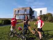 Organisator Günter Lang mit Teilnehmern vor dem passathon-Leuchtturm EFH Schwarz in Pettenbach, Foto: passathon Organisator Günter Lang mit Teilnehmern vor dem passathon-Leuchtturm EFH Schwarz in Pettenbach, Foto: passathon