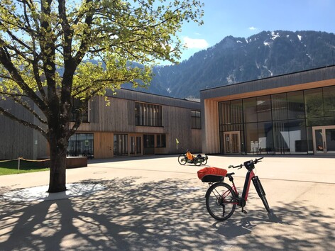 Der führende passathon Teilnehmer Johann Kreusch mit seinem Liegerad vor dem Gemeindezentrum Mellau, Fotocredits: Marina Kessler