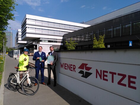 v.r.n.l. Fritz Petschina und Roland Berger von den Wiener Netzen freuen sich mit Günter Lang, passathon über die Teilnahme des Smart Campus der Wiener Netze am passathon – RACE FOR FUTURE, Foto: passathon