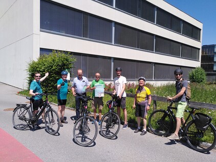 Mit Bürgermeister Siegele vor der zum Passivhaus sanierten Volksschule in Mäder; Fotocredits: passathon