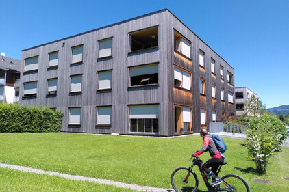 Teilnehmer vor dem passathon-Leuchtturm Wohnanlage Doren Schnoran im Bregenzerwald, Credits: passathon Teilnehmer vor dem passathon-Leuchtturm Wohnanlage Doren Schnoran im Bregenzerwald, Credits: passathon