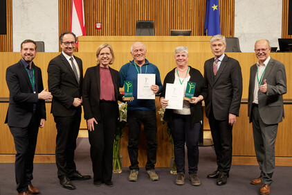 Die beiden Erstplatzierten bekamen ihre Auszeichnung: v.l.n.r.: Markus Lang, Bundesratspräsident Günter Kovacs, Klimaministerin Leonore Gewessler, Platin GewinnerInnen Johann und Marina Kreusch-Kessler, Parlamentsdirektor Harald Dossi und den passathon Organisator Günter Lang, Copyright: Parlamentsdirektion/Thomas Topf Die beiden Erstplatzierten bekamen ihre Auszeichnung: v.l.n.r.: Markus Lang, Bundesratspräsident Günter Kovacs, Klimaministerin Leonore Gewessler, Platin GewinnerInnen Johann und Marina Kreusch-Kessler, Parlamentsdirektor Harald Dossi und den passathon Organisator Günter Lang, Copyright: Parlamentsdirektion/Thomas Topf