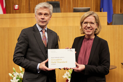 Das Parlament erhielt die klimaaktiv Gold Plakette. Parlamentsdirektor Harald Dossi und Klimaministerin Leonore Gewessler; Copyright: Parlamentsdirektion/Thomas Topf Das Parlament erhielt die klimaaktiv Gold Plakette. Parlamentsdirektor Harald Dossi und Klimaministerin Leonore Gewessler; Copyright: Parlamentsdirektion/Thomas Topf