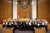 Gruppenfoto der GewinnerInnen der passathon TROPHY 2022 im neuen Nationalratssaal des Parlaments nach der Auszeichnungsüberreichung mit Klimaministerin Leonore Gewessler, Bundesratspräsident Günter Kovacs, Parlamentsdirektor Harald Dossi und den passathon Organisatoren Markus und Günter Lang; © Parlamentsdirektion/Thomas Topf Gruppenfoto der GewinnerInnen der passathon TROPHY 2022 im neuen Nationalratssaal des Parlaments nach der Auszeichnungsüberreichung mit Klimaministerin Leonore Gewessler, Bundesratspräsident Günter Kovacs, Parlamentsdirektor Harald Dossi und den passathon Organisatoren Markus und Günter Lang; © Parlamentsdirektion/Thomas Topf