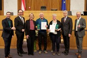 Verleihung der PASSATHON TROPHY 2022 Platin im Parlament (v.l.n.r.: Markus Lang, Bundesratspräsident Günter Kovacs, Klimaministerin Leonore Gewessler, Platin GewinnerInnen Johann und Marina Kreusch-Kessler, Parlamentsdirektor Harald Dossi und den passathon Organisator Günter Lang); © Parlamentsdirektion/Thomas Topf Verleihung der PASSATHON TROPHY 2022 Platin im Parlament (v.l.n.r.: Markus Lang, Bundesratspräsident Günter Kovacs, Klimaministerin Leonore Gewessler, Platin GewinnerInnen Johann und Marina Kreusch-Kessler, Parlamentsdirektor Harald Dossi und den passathon Organisator Günter Lang); © Parlamentsdirektion/Thomas Topf