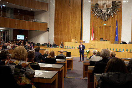 Die erste Veranstaltung im neu renovierten Parlament widmete sich ganz dem Thema Klimaschutz – ein gutes Omen, durch den Abend führte Andreas Jäger ; Copyright: Parlamentsdirektion/Thomas Topf Die erste Veranstaltung im neu renovierten Parlament widmete sich ganz dem Thema Klimaschutz – ein gutes Omen, durch den Abend führte Andreas Jäger ; Copyright: Parlamentsdirektion/Thomas Topf