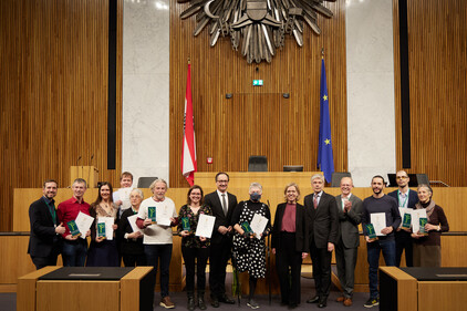 Markus Lang, Bundesratspräsident Günter Kovacs, Klimaministerin Leonore Gewessler, Parlamentsdirektor Harald Dossi und den passathon Organisator Günter Lang mit allen Gold GewinnerInnen. Copyright: Parlamentsdirektion/Thomas Topf Markus Lang, Bundesratspräsident Günter Kovacs, Klimaministerin Leonore Gewessler, Parlamentsdirektor Harald Dossi und den passathon Organisator Günter Lang mit allen Gold GewinnerInnen. Copyright: Parlamentsdirektion/Thomas Topf