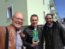 Günter Lang überreicht Patrick Piegler und Matthias Herzele von der Abteilung Dekarbonisierung/Wiener Wohnen für die WHA Deutschordenstraße die passathon-Plakette, Foto: passathon Günter Lang überreicht Patrick Piegler und Matthias Herzele von der Abteilung Dekarbonisierung/Wiener Wohnen für die WHA Deutschordenstraße die passathon-Plakette, Foto: passathon
