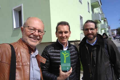 Günter Lang überreicht Patrick Piegler und Matthias Herzele von der Abteilung Dekarbonisierung/Wiener Wohnen für die WHA Deutschordenstraße die passathon-Plakette, Credits: passathon