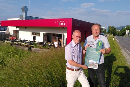 Günter Lang überreicht Johann Weidinger für seine Gustobox die passathon-Plakette; Credits: passathon