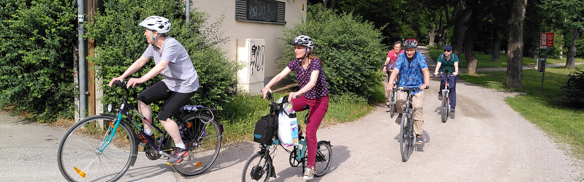 passathon-Teilnehmer*innen unterwegs bei einer Gruppentour; Foto: passathon passathon-Teilnehmer*innen unterwegs bei einer Gruppentour; Foto: passathon