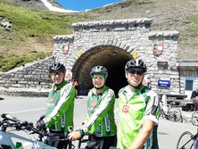 Bild v.l.n.r.: Richard, Erika und Heribert von der Union Radclub St. Margarethen haben mit ihrem Radteam den Großglockner bewältigt. Auf ihrer Tour haben sie auch zahlreiche passathon-Leuchttürme eingesammelt. Credits: Union Radclub St. Margarethen Bild v.l.n.r.: Richard, Erika und Heribert von der Union Radclub St. Margarethen haben mit ihrem Radteam den Großglockner bewältigt. Auf ihrer Tour haben sie auch zahlreiche passathon-Leuchttürme eingesammelt. Credits: Union Radclub St. Margarethen