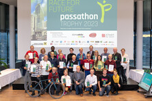 Große Siegerehrung aller passathon 2023 TROPHY Platin, Gold und Silber Gewinner*innen hoch über den Dächern im Raiffeisenhaus Wien; Fotocredits: Matthias Heisler Große Siegerehrung aller passathon 2023 TROPHY Platin, Gold und Silber Gewinner*innen hoch über den Dächern im Raiffeisenhaus Wien; Fotocredits: Matthias Heisler