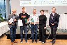 Siegerin Alica Schönland mit ihrem Rad gemeinsam mit Sektionschefin Henriette Spyra, Klimaschutzministerium / Sektion III „Innovation und Technologie“, sowie Dir. Gerhard Riedel, Bereichsleiter Sonder- & Projektgeschäft, Raiffeisenlandesbank NÖ-Wien und Günter Lang, passathon-Organisator. Fotocredits: Matthias Heisler Die Zweitplatzierten Christian Rettenbacher und Markus Malzer gemeinsam mit Sektionschefin Henriette Spyra, Dir. Gerhard Riedel und Günter Lang. Fotocredits: Matthias Heisler