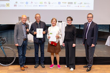 Die Viertplatzierten und gleichzeitig Sieger der Teamwertung Martin und Christine Berg gemeinsam mit Sektionschefin Henriette Spyra, Dir. Gerhard Riedel und Günter Lang. Fotocredits: Matthias Heisler Die Viertplatzierten und gleichzeitig Sieger der Teamwertung Martin und Christine Berg gemeinsam mit Sektionschefin Henriette Spyra, Dir. Gerhard Riedel und Günter Lang. Fotocredits: Matthias Heisler