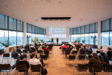 Die Verleihung der passathon Trophy 2023 fand im RHW.2 Raiffeisen Tower, derm ersten Passiv-Hochhaus der Welt statt und bot einen wunderbaren Ausblick. Fotocredits: Matthias Heisler Die Verleihung der passathon Trophy 2023 fand im RHW.2 Raiffeisen Tower, derm ersten Passiv-Hochhaus der Welt statt und bot einen wunderbaren Ausblick. Fotocredits: Matthias Heisler