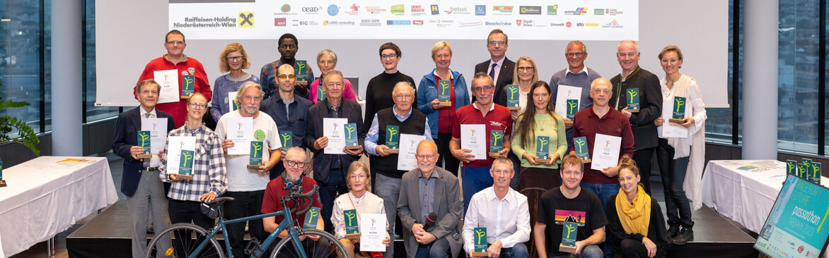 Große Siegerehrung aller passathon 2023 TROPHY Platin, Gold und Silber Gewinner*innen hoch über den Dächern im Raiffeisenhaus Wien; Fotocredits: Matthias Heisler Große Siegerehrung aller passathon 2023 TROPHY Platin, Gold und Silber Gewinner*innen hoch über den Dächern im Raiffeisenhaus Wien; Fotocredits: Matthias Heisler