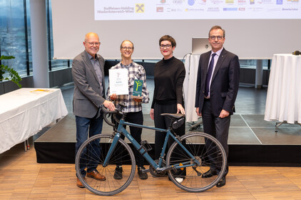 Siegerin Alica Schönland mit ihrem Rad gemeinsam mit Sektionschefin Henriette Spyra, Klimaschutzministerium / Sektion III „Innovation und Technologie“, sowie Dir. Gerhard Riedel, Bereichsleiter Sonder- & Projektgeschäft, Raiffeisenlandesbank NÖ-Wien und Günter Lang, passathon-Organisator. Fotocredits: Matthias Heisler Siegerin Alica Schönland mit ihrem Rad gemeinsam mit Sektionschefin Henriette Spyra, Klimaschutzministerium / Sektion III „Innovation und Technologie“, sowie Dir. Gerhard Riedel, Bereichsleiter Sonder- & Projektgeschäft, Raiffeisenlandesbank NÖ-Wien und Günter Lang, passathon-Organisator. Fotocredits: Matthias Heisler