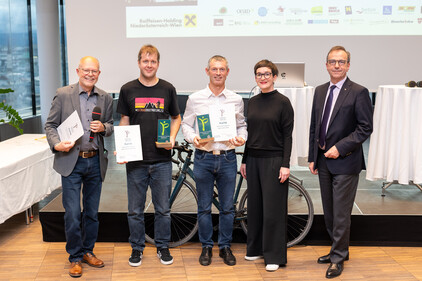 Die Zweitplatzierten Christian Rettenbacher und Markus Malzer gemeinsam mit Sektionschefin Henriette Spyra, Dir. Gerhard Riedel und Günter Lang. Fotocredits: Matthias Heisler Die Zweitplatzierten Christian Rettenbacher und Markus Malzer gemeinsam mit Sektionschefin Henriette Spyra, Dir. Gerhard Riedel und Günter Lang. Fotocredits: Matthias Heisler