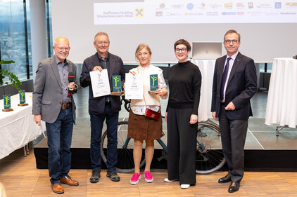 Die Viertplatzierten und gleichzeitig Sieger der Teamwertung Martin und Christine Berg gemeinsam mit Sektionschefin Henriette Spyra, Dir. Gerhard Riedel und Günter Lang. Fotocredits: Matthias Heisler Die Viertplatzierten und gleichzeitig Sieger der Teamwertung Martin und Christine Berg gemeinsam mit Sektionschefin Henriette Spyra, Dir. Gerhard Riedel und Günter Lang. Fotocredits: Matthias Heisler
