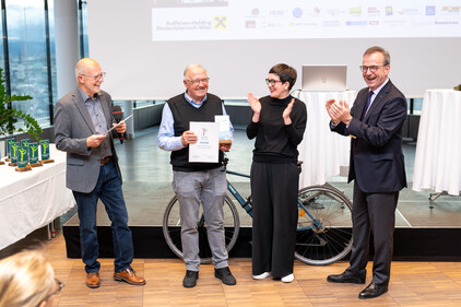 Sektionschefin Henriette Spyra, Dir. Gerhard Riedel und Günter Lang spenden Alexander Weber, dem ältesten Teilnehmer des Feldes, Applaus zur Platin Trophy und Ansage zum Angriff auf den Sieg 2024. Fotocredits: Matthias Heisler Sektionschefin Henriette Spyra, Dir. Gerhard Riedel und Günter Lang spenden Alexander Weber, dem ältesten Teilnehmer des Feldes, Applaus zur Platin Trophy und Ansage zum Angriff auf den Sieg 2024. Fotocredits: Matthias Heisler