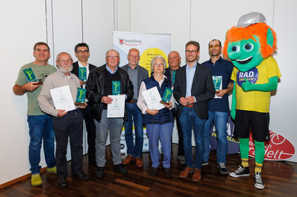 Am Tag vor der Abschlussfeier in Wien fand in Rankweil im Rahmen des „Radfreundlich Feierabend 2023“ die Verleihung für die Vorarlberger Gewinner*innen des passathon gemeinsam mit Landesrat Daniel Zadra, passathon-Organisator Günter Lang und dem Speichenkobold statt. Fotocredits: Land Vorarlberg/B. Hofmeister Am Tag vor der Abschlussfeier in Wien fand in Rankweil im Rahmen des „Radfreundlich Feierabend 2023“ die Verleihung für die Vorarlberger Gewinner*innen des passathon gemeinsam mit Landesrat Daniel Zadra, passathon-Organisator Günter Lang und dem Speichenkobold statt. Fotocredits: Land Vorarlberg/B. Hofmeister