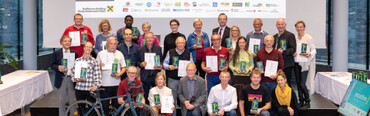 Große Siegerehrung aller passathon 2023 TROPHY Platin, Gold und Silber Gewinner*innen hoch über den Dächern im Raiffeisenhaus Wien; Fotocredits: Matthias Heisler