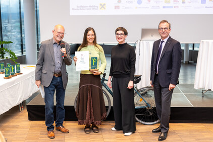 Die Sechstplatzierte Brigitte Rafael gemeinsam mit Sektionschefin Henriette Spyra, Dir. Gerhard Riedel und Günter Lang. Fotocredits: Matthias Heisler Die Sechstplatzierte Brigitte Rafael gemeinsam mit Sektionschefin Henriette Spyra, Dir. Gerhard Riedel und Günter Lang. Fotocredits: Matthias Heisler