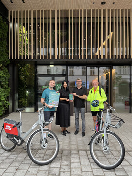 Markus Lang (passathon), Stefanie Trenkwalder (Marketingleiterin der TIROLER), Georg Gridling (Leiter des Bereichs Immobilien der TIROLER) und Günter Lang (passathon) bei der Überreichung der passathon Plakette für die Zentrale der Tiroler Versicherung. Fotocredits: passathon