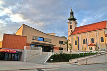 813 klimaschonende Leuchtturmobjekte wie zum Beispiel das Quartier Wolkersdorf gibt es beim passathon 2026 – RACE FOR FUTURE mit dem Rad zu entdecken. Fotocredits: Pfarre Wolkersdorf